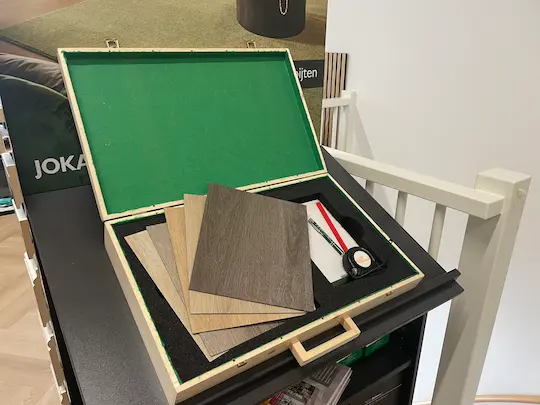 Vakman geeft vloeradvies aan klant